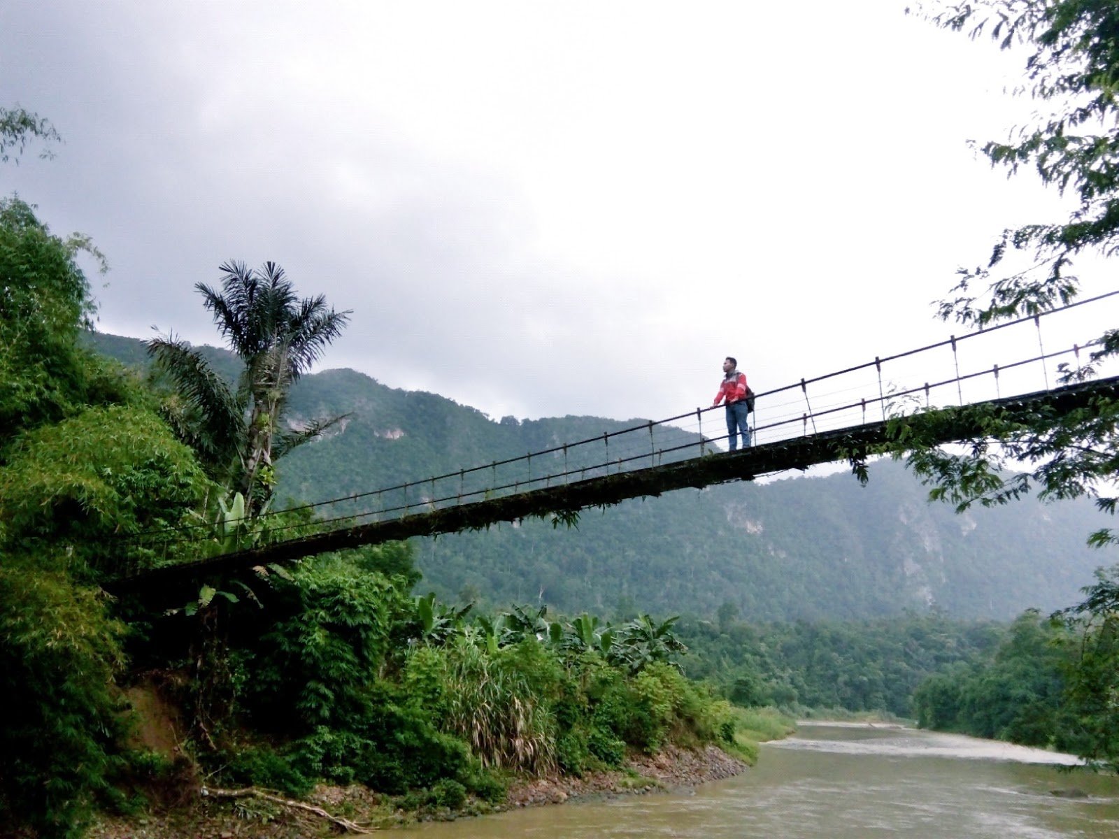 Menikmati Keindahan Jembatan Gantung Desa Nateh